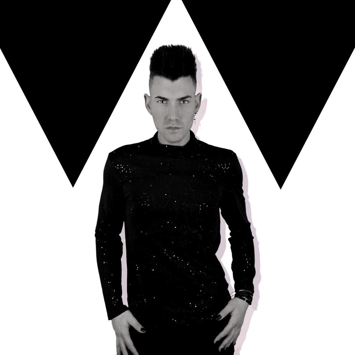 Hasta el lado más oscuro está lleno de colores 🖤🤍🖤
ON Acromático II #acromatic #pics