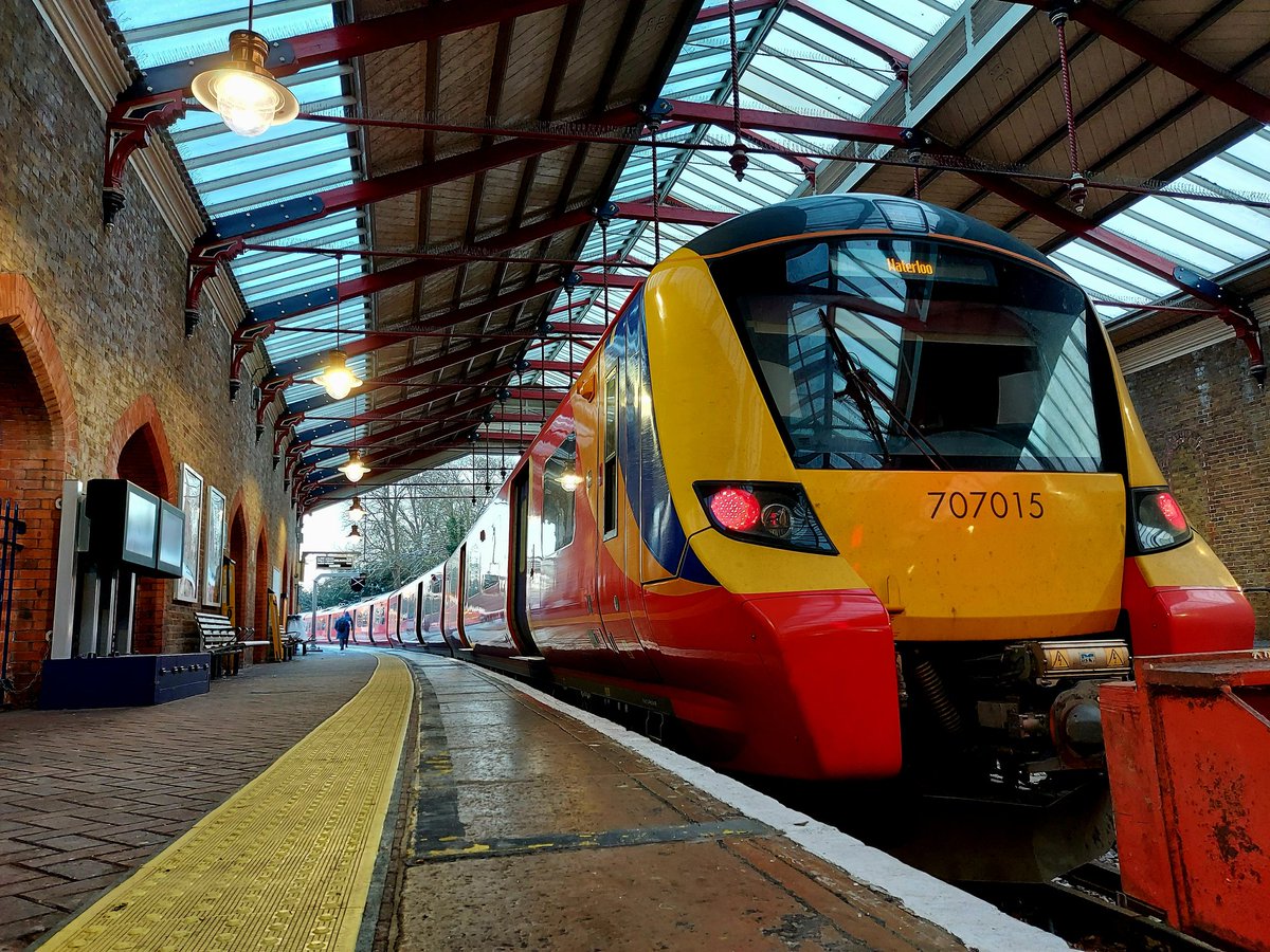 Sideshow_Matt's tweet image. The red train at Windsor.
#railway #Railways #Class707