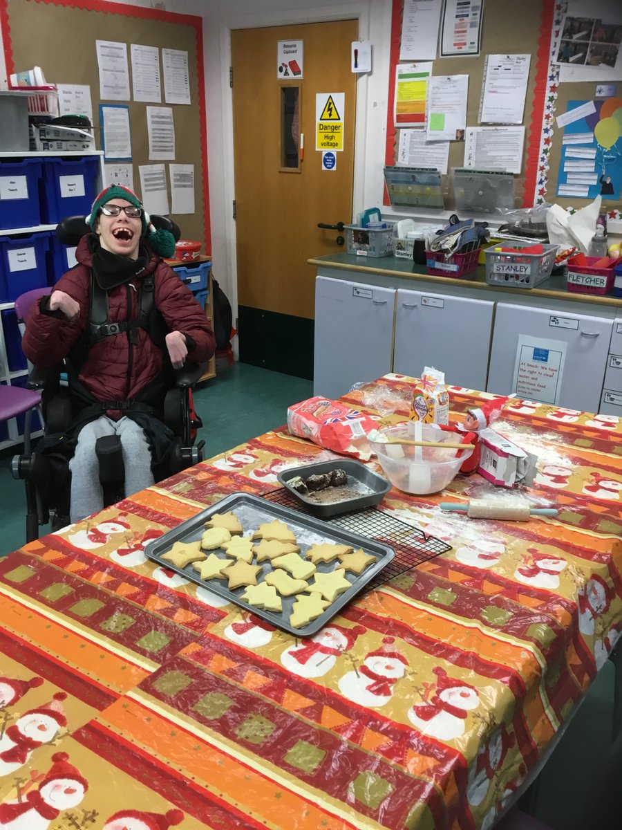 BeatlieSchool's tweet photo. Elf Day 14
#NaughtyElf #NiceElf #BeatlieChristmas
Someone has been busy baking but......Who ate all the brownies???? Christmas Cookie anyone! https://t.co/pMw343CUrD