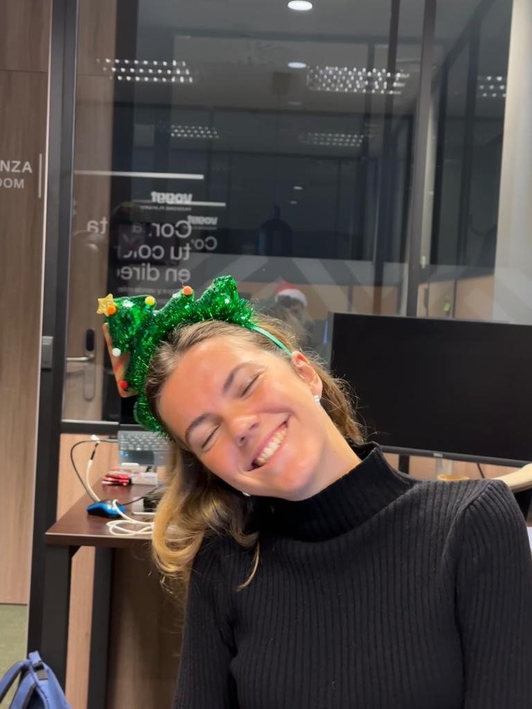 Urieldesimoni's tweet photo. Hoy estábamos armando un evento en la oficina y @nata_uri tiró que era cantante. Pusimos un tema de ella y nos enamoramos todos. 
Se los regalo para que sumen a su día ❤️
https://t.co/8vKjLqML2a https://t.co/o9jVxiboWC
