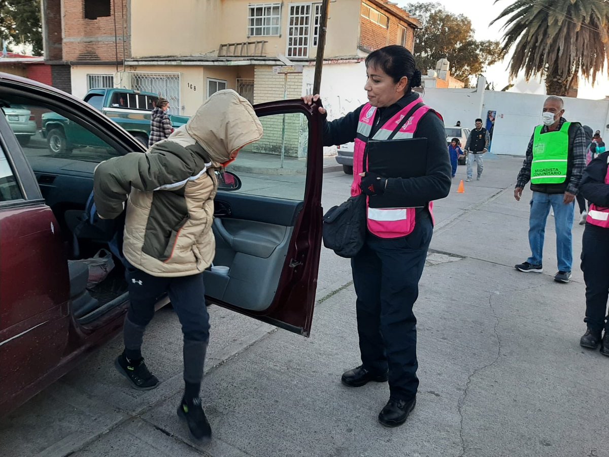 DMSPDGO's tweet photo. Escuadrones viales continúan formándose en conjunto con padres de familia por la seguridad de los estudiantes. 🚸👮🏻♂️👮🏻♀️🏡
#CasaSegura #ContigoDurango https://t.co/doq4SjxH5p