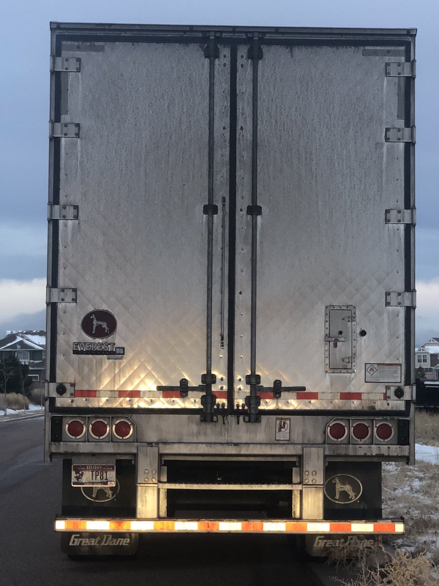 IHitTheRoad's tweet photo. @DenverPolice is a public street a safe place to park a semi truck blocking the normal traffic flow? @denverpost @9NEWS @DenverChannel https://t.co/LnJfKssuxt
