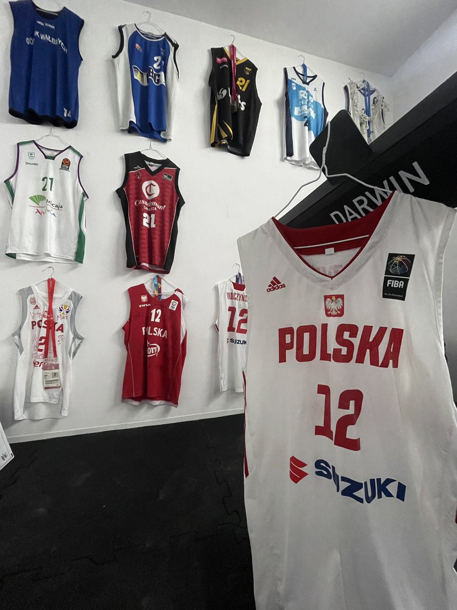 awaczynski's tweet photo. Na aukcje od siebie chciałbym przeznaczyć moją oryginalną koszulkę z reprezentacji Polski w ktorej zagrałem na ME 🇵🇱 2/3 https://t.co/mDrZV9MoS5