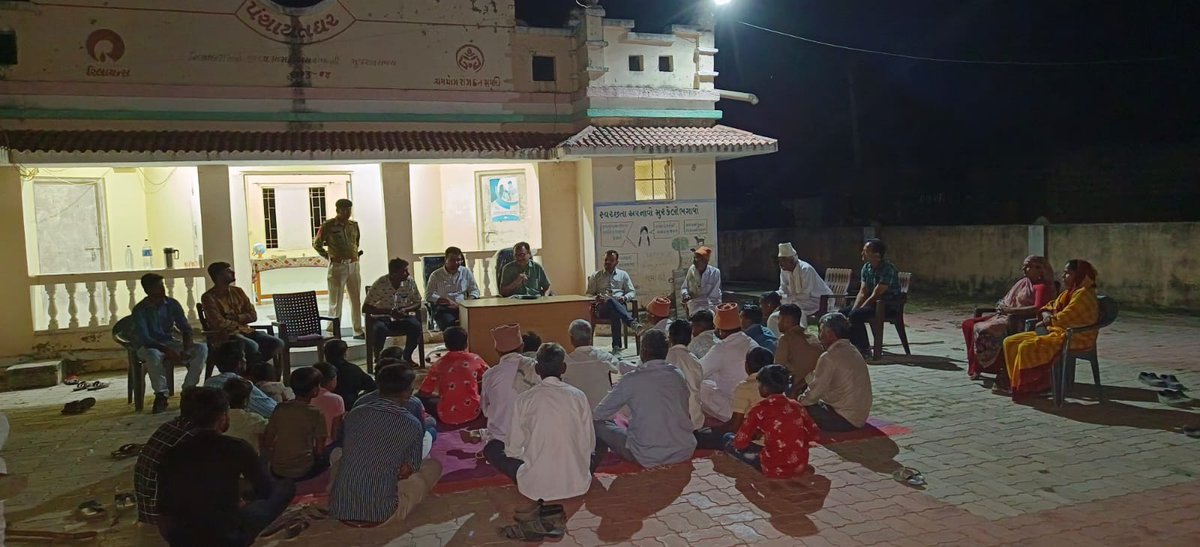 આજે રાણાવાવ મામલતદાર કચેરીની મુલાકાત લઇ ચૂંટણી ફરજ બજાવનાર કર્મચારીઓને બિરદાવ્યા. મોડી સાંજે રાણાવાવ તાલુકાના અમરદડ અને દિગ્વિજયગઢ ગામોની તાલુકા ટીમ સાથે મુલાકાત લીધી. મહેસુલી, આવાસ, શિક્ષણ, આરોગ્ય-પોષણ, કૃષિ-પશુપાલન અને રોજગાર સંબંધી સેવાઓની સમિક્ષા કરી.
<a href="/pkumarias/">Pankaj Kumar</a> <a href="/kamaldayani/">Kamal M. Dayani</a>