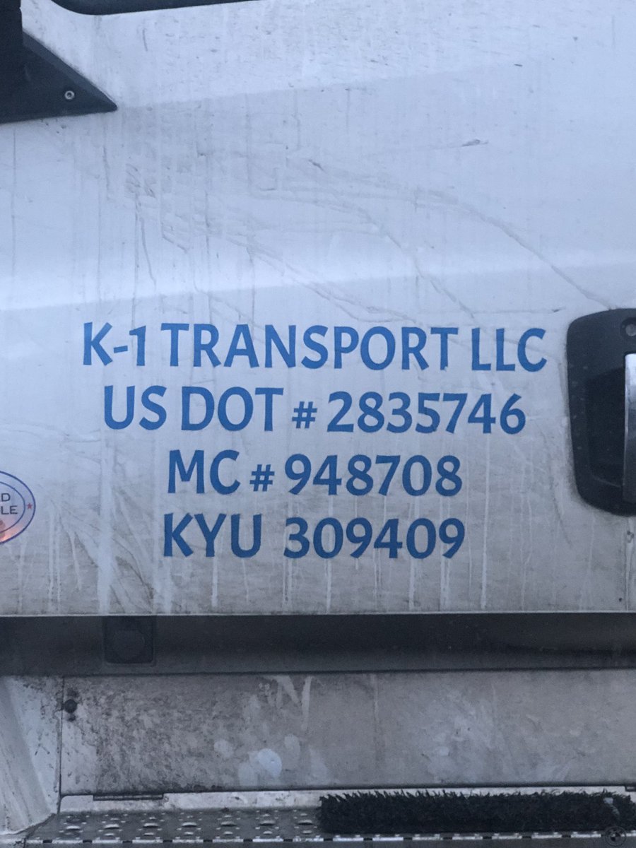 IHitTheRoad's tweet photo. @DenverPolice is a public street a safe place to park a semi truck blocking the normal traffic flow? This truck is abandoned for more than 4 days in a row @denverpost @9NEWS @DenverChannel https://t.co/xdoDtrr1Qe