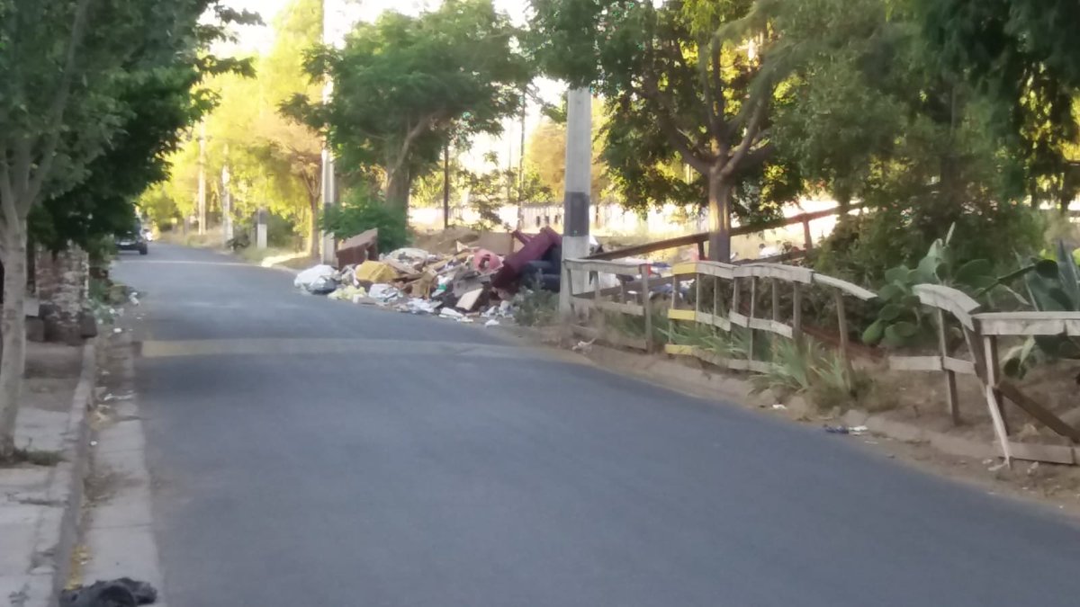 ComiteCpt's tweet photo. @Muni_Renca  @cn_castro  Los vecinos llevan semanas reportando los micro basurales por toda la comuna. Acá una pequeña muestra de ello, en Avenida Eulogio Altamirano en la población Matucana.
Es urgente el retiro de la basura ahora https://t.co/44T0DMB0Y5