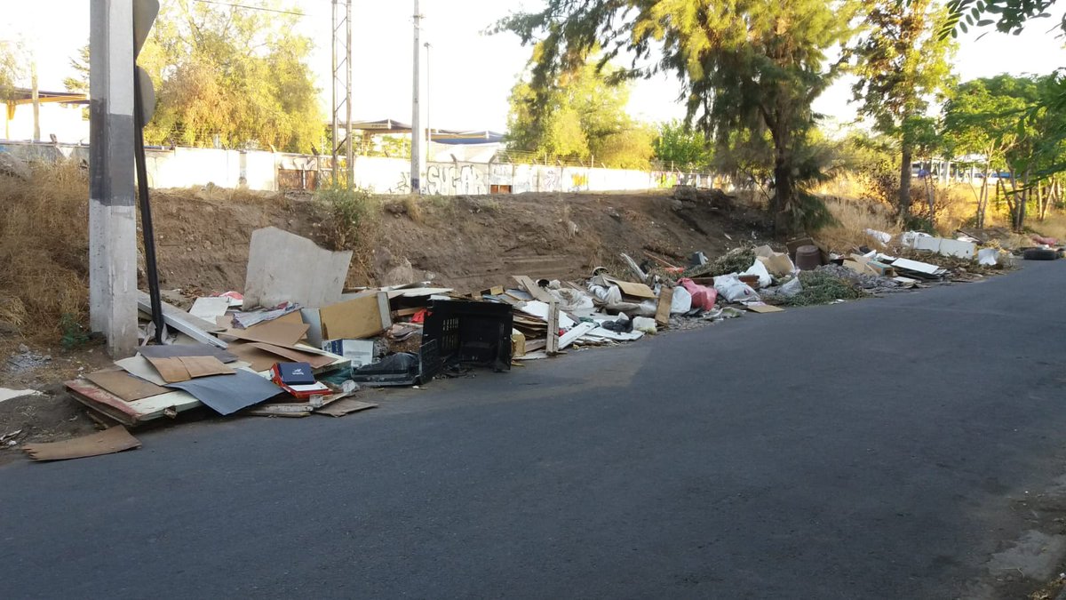 ComiteCpt's tweet photo. @Muni_Renca  @cn_castro  Los vecinos llevan semanas reportando los micro basurales por toda la comuna. Acá una pequeña muestra de ello, en Avenida Eulogio Altamirano en la población Matucana.
Es urgente el retiro de la basura ahora https://t.co/44T0DMB0Y5