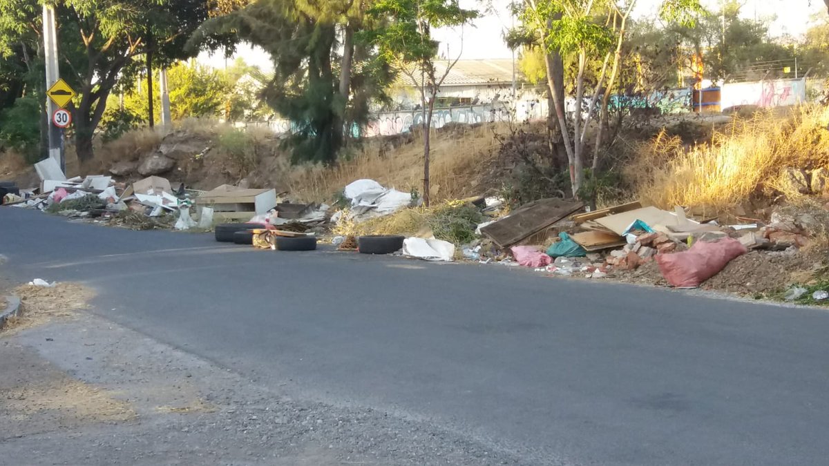 ComiteCpt's tweet photo. @Muni_Renca  @cn_castro  Los vecinos llevan semanas reportando los micro basurales por toda la comuna. Acá una pequeña muestra de ello, en Avenida Eulogio Altamirano en la población Matucana.
Es urgente el retiro de la basura ahora https://t.co/44T0DMB0Y5