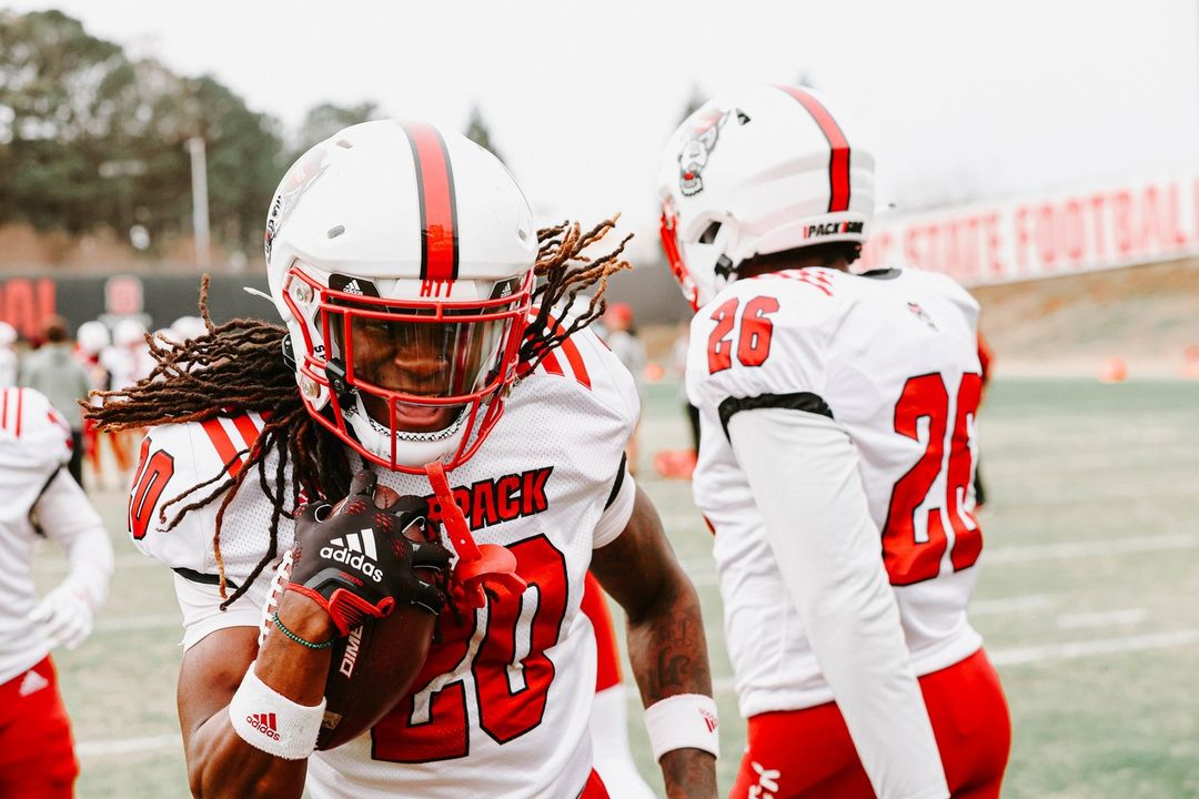 SafrSports's tweet photo. Good luck to @PackFootball and @ballout_jordo, who are prepping for their Bowl game in their #SAFRProTech helmet covers. #SaferThroughScience https://t.co/OYHCIlujEh