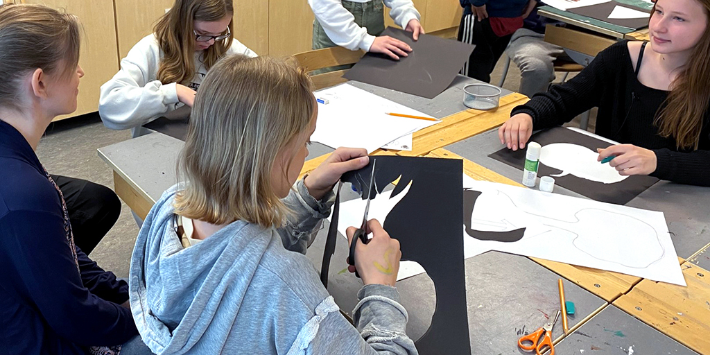 I Älta pågår bygget av nya Stavsborgsskolan för fullt. Och eleverna är med och utformar sin nya skola! De har designat om stenplattorna från den gamla skolgården och den 19–20 december ska de arbeta med att ge nytt liv åt en gammal ek. 
nacka.se/nyheter-start/…