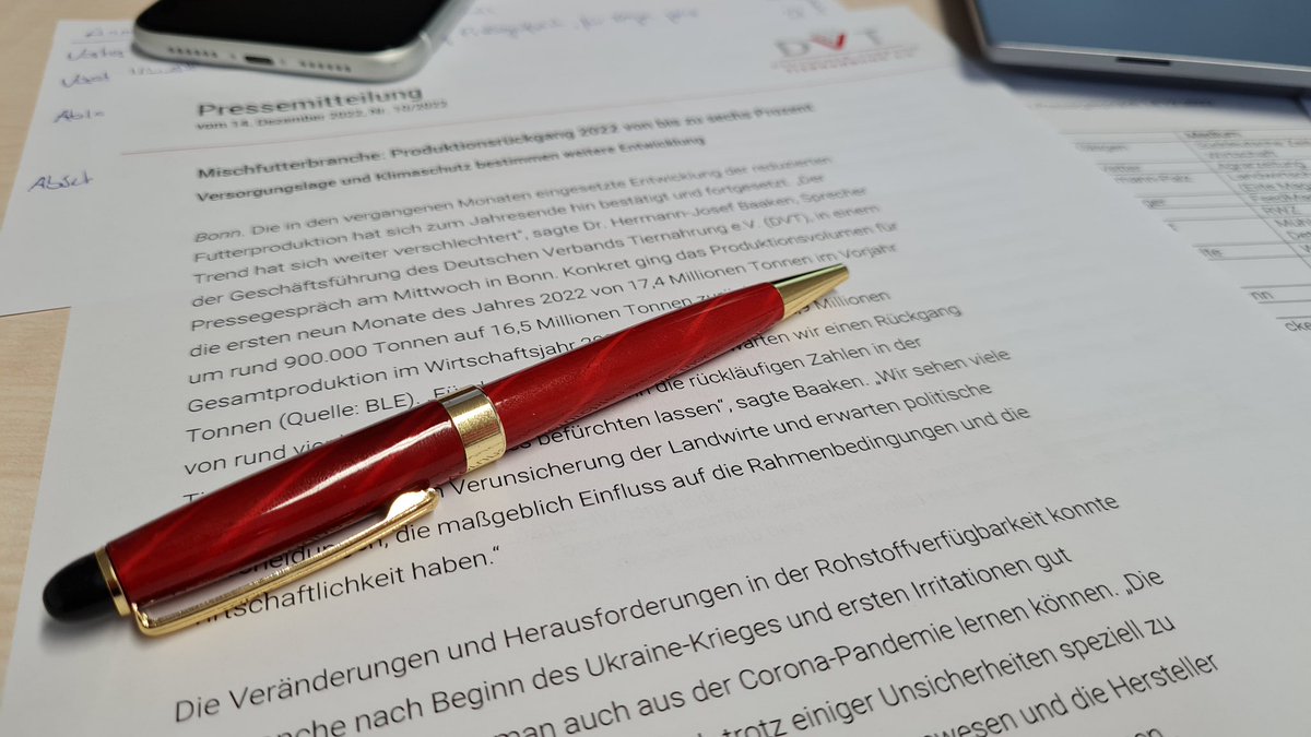Eine noch junge Tradition beim #DVT: das digitale Pressegespräch zum Jahresabschluss. Themen u.a.: aktuelle Wirtschaftszahlen, Versorgungslage und Innovationen der Branche beim Klimaschutz. Wertvoller Austausch mit den Fach- und Publikumsmedien!#pressearbeit #digital #tiernahrung