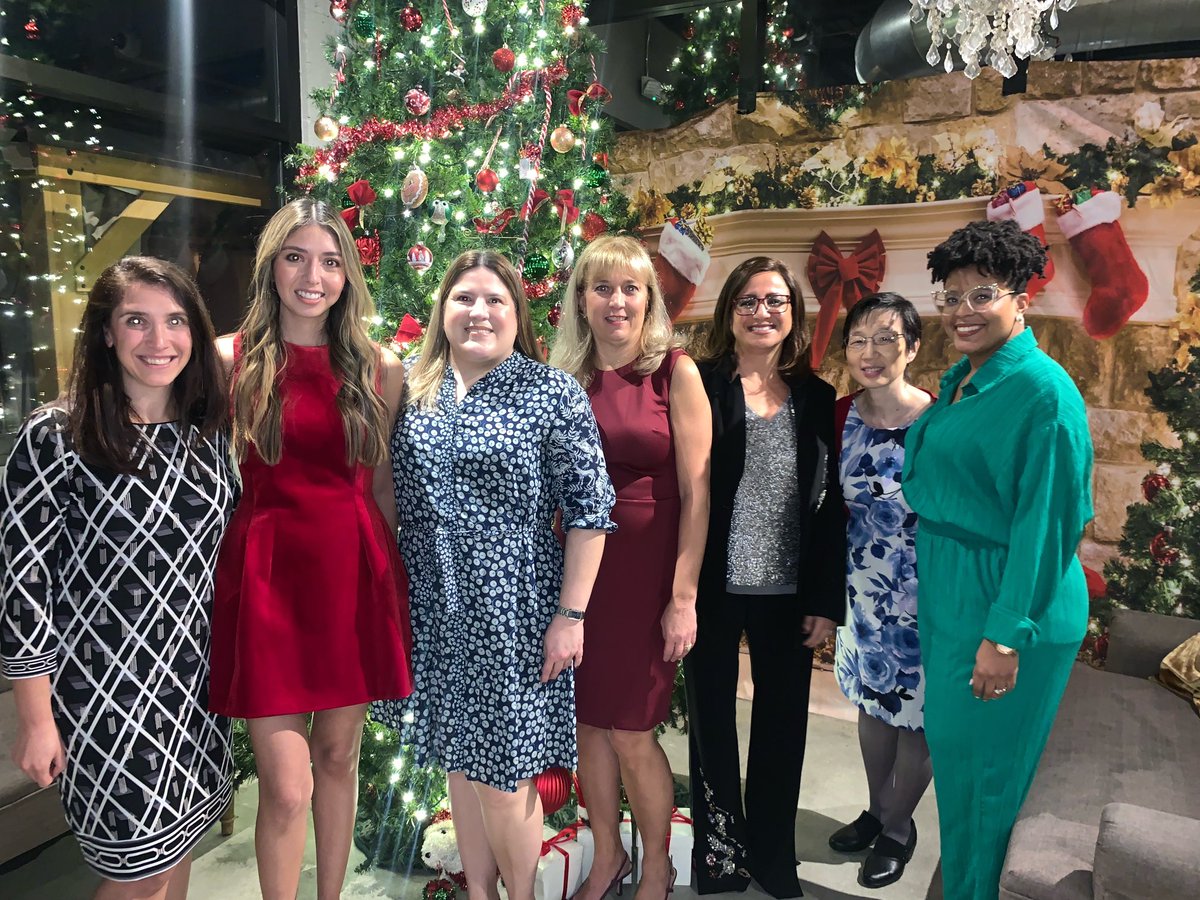 Celebrating the Holiday Season with Gratitude for the tremendous opportunities to provide best patient care @CleveClinicFL and work with the incredible #MarooneCancer team @JGreskovichMD @ESuarez_MD@ChrisFleming_MD @mnaik48 @ArunNagarajanMD @DianaSaravia & everyone @Cancer_CCFla