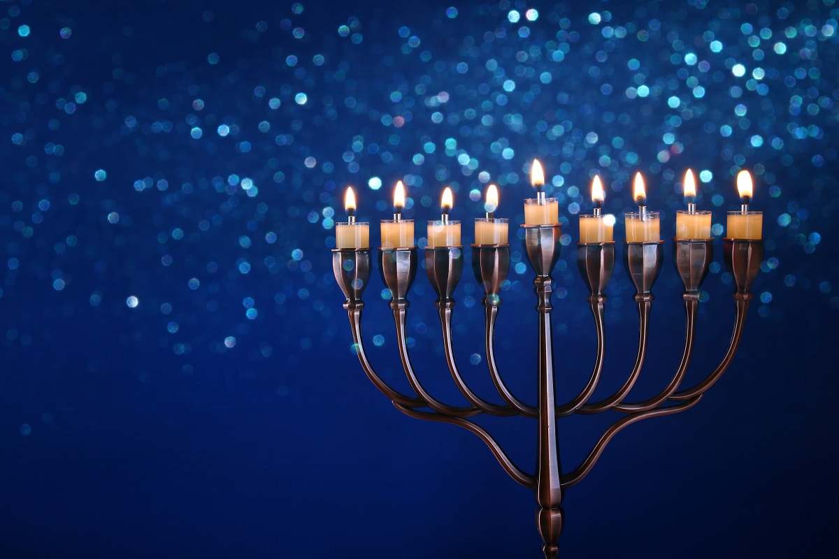 vipHomeLink's tweet image. Getting ready for the holidays? Consider a non-flammable menorah. While you should never leave a lit menorah unattended, it's best to take all the necessary precautions, so you'll have a safe and happy #Hanukkah. #VHLtips #HolidayDecor #Candles