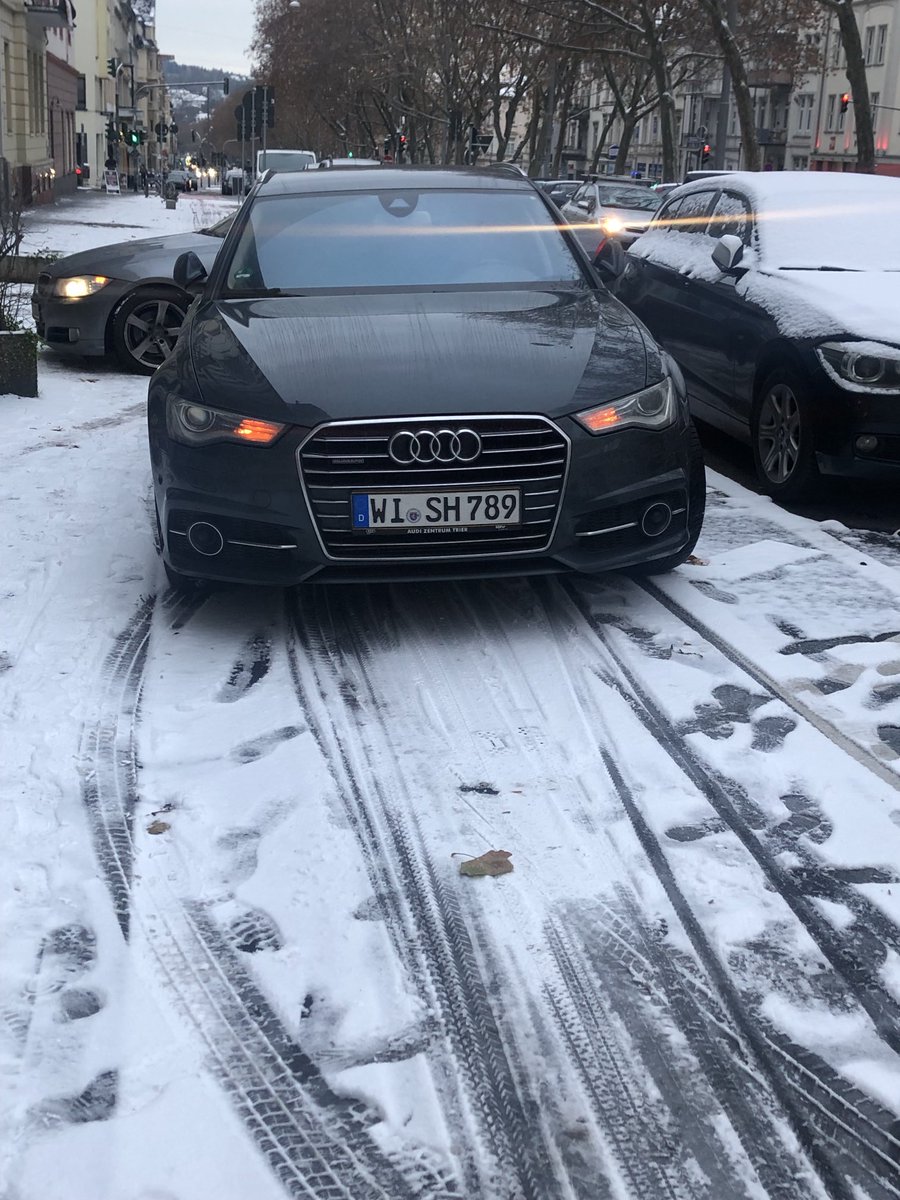 ae_engelhardt's tweet photo. Und heute in #wiesbaden im Angebot: der eine quert den Radweg und parkt auf dem Gehweg, der andere parkt gleich auf dem Radweg. ⁦@Stadt_Wiesbaden⁩ https://t.co/VSptxj46xr