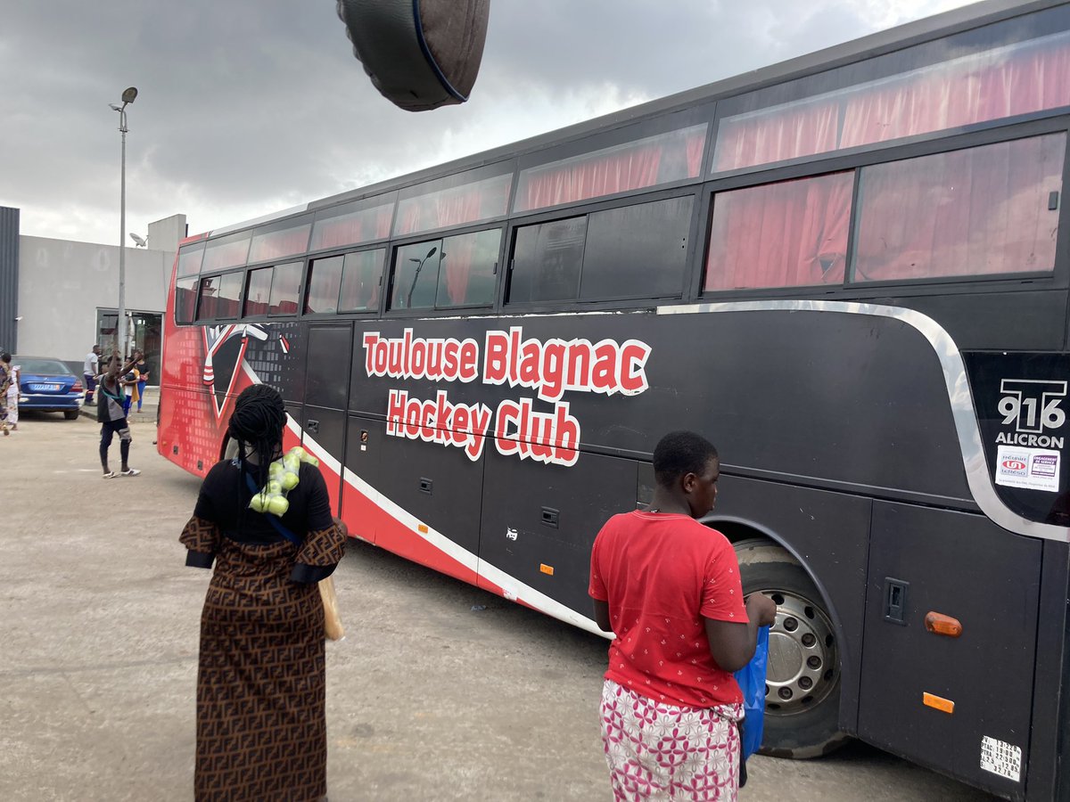 DenisNavizet's tweet photo. Dites les @belougas je suis tombé sur votre bus à Abidjan. Vous avez un match dans le coin ? 😊 https://t.co/7PyOoMmVbk