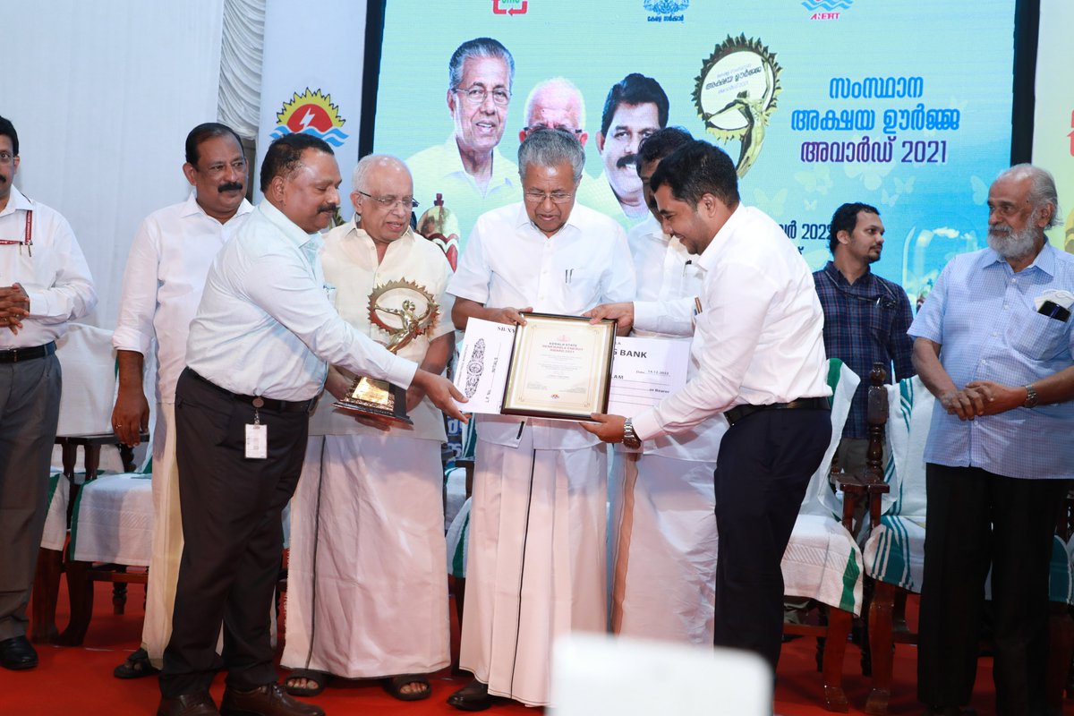 KKrishnankutty6's tweet photo. കേരള സംസ്ഥാന അക്ഷയ ഊർജ്ജ അവാർഡ് 2021 വിതരണം ബഹു. മുഖ്യമന്ത്രി ശ്രീ. പിണറായി വിജയൻ നിർവ്വഹിച്ചു.
തിരുവനന്തപുരം മഹാത്മാ അയ്യൻകാളി സ്മാരക ഹാളിൽ നടന്ന ചടങ്ങിൽ ഞാന് അധ്യക്ഷത വഹിച്ചു.
#keralagovt #anert #EMC #reawards #ecawards #PinarayiVijayan #KKrishnankutty #AntonyRaju https://t.co/t6g0oz0P8m