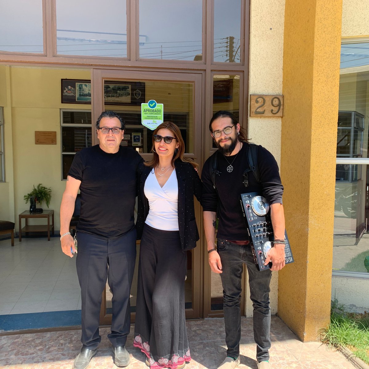 EducaViento's tweet photo. 💁¡Despedimos el #añoescolar con un #DJ de @skansenchile en el Liceo Bicentenario!
Actividad realizada el día viernes 09, cuya finalidad fue dar a conocer el arte en los territorios. #LlayLlay #educacion #educacionmusical #valpo #Valparaiso #SanFelipe #estudiantes #chile #Liceo https://t.co/GtrXOxIjry