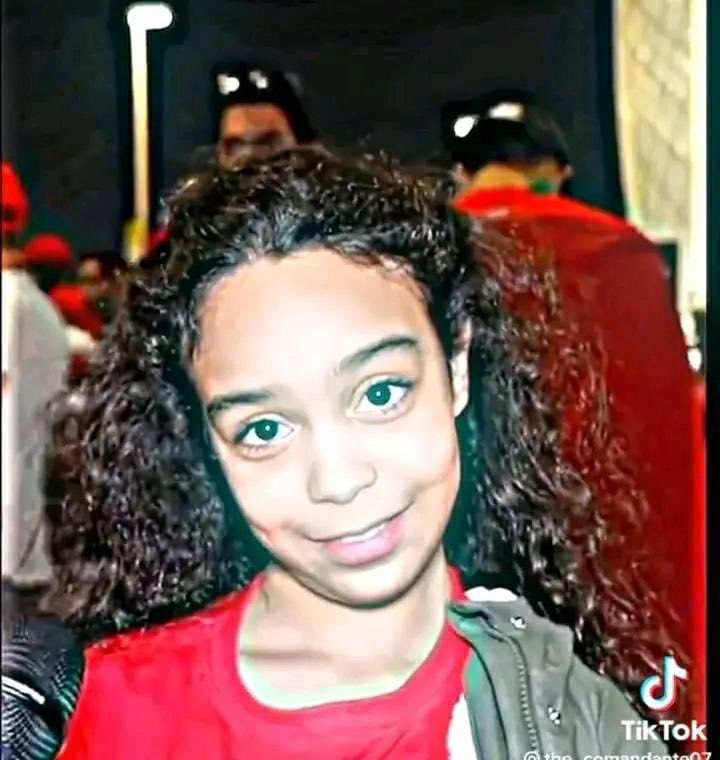 No puedes odiar tanto a una niña.
La niña: