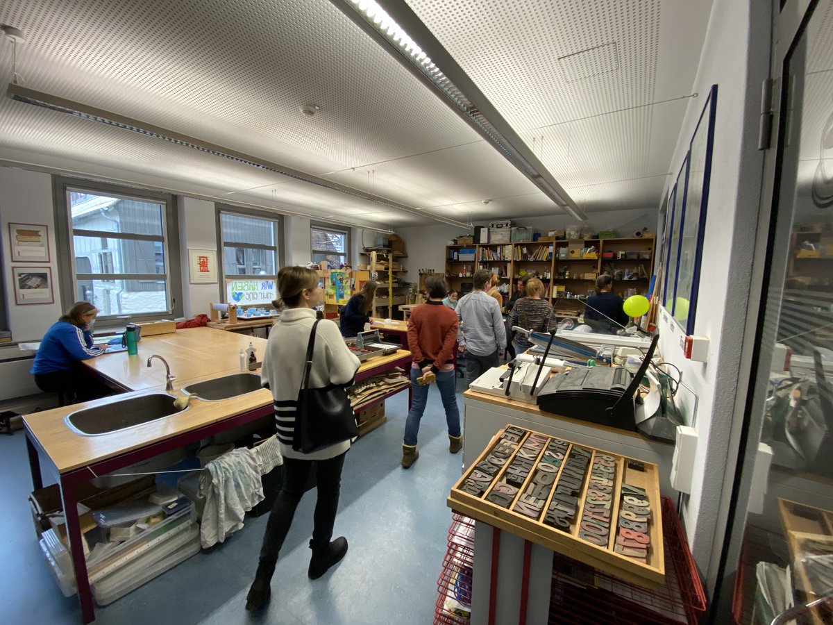 dikola_mlu's tweet photo. Gemeinsam mit Kathrin Kramer erkundeten wir die Hochschullernwerkstatt, die von Student*innen als  Arbeitsplatz, Bibliothek u. Ort des entdeckenden Lernens  genutzt werden kann. Lehrende können den Lernraum selbst gestalten u. so für die eigene Lehre individuell nutzen. #DiCoTe https://t.co/mnlf2G4xVs