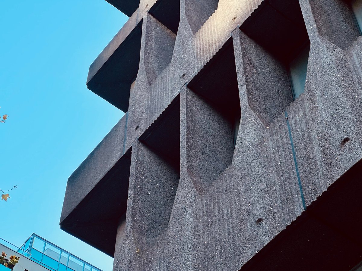 Even langs Blakeburg, de brutalistische kantoorkolos die gesloopt dreigt te worden (Jan Hoogstad, 1977). Kom op mensen, dit hoort toch 100% bij Rotterdam? (1/4)