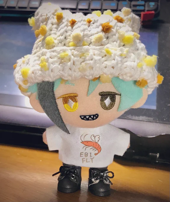 無心になろうと靴作ってた。柄物靴。レキさん作ポップコーン帽子と共に。 