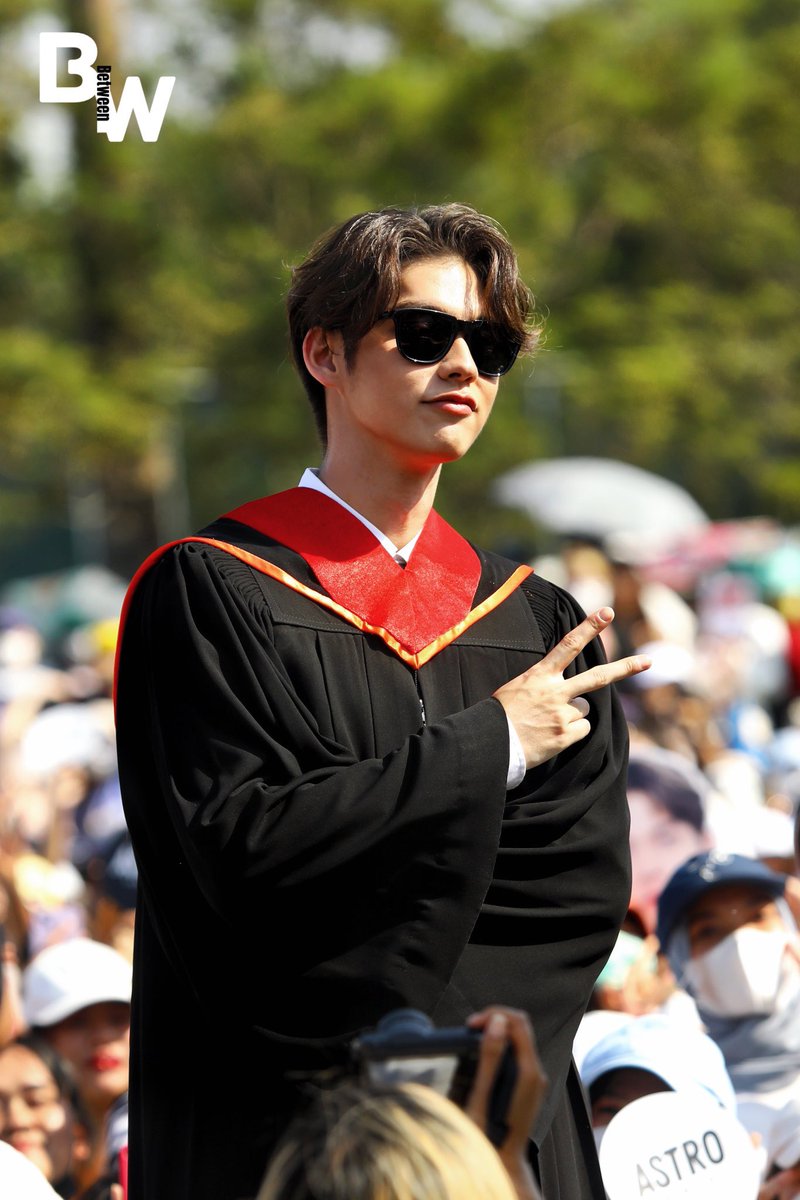 Sun_an_flower's tweet photo. ใครจะต้านเค้า บ่ายไปงานรับปริญญา เย็นมางาน Man of the Year สุดปังของตัวท้อปคนนี้ค่าาา
Bright x GQ
#GQTHAILANDMOTY2022
#bbrightvc @bbrightvc
#BrightGraduationDay https://t.co/gxBGiCflwX
