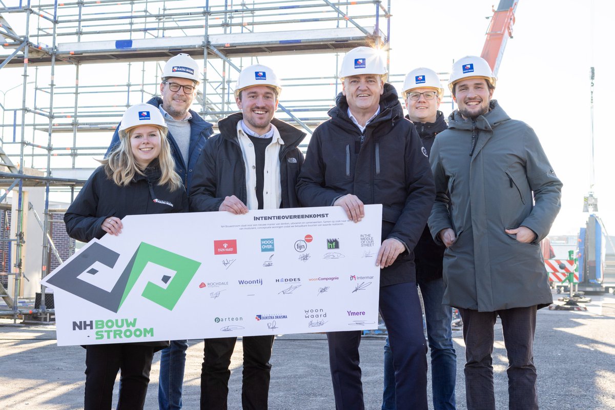 Thijs Zwagerman van Woonwaard &amp; Midas van der Zande van Parteon kwamen langs in Dokkum om de intentieovereenkomst van de NH Bouwstroom te overhandigen. We kijken uit naar de samenwerking met de Noord-Hollandse corporaties om betaalbare en energiezuinige woningen te realiseren👷🤝