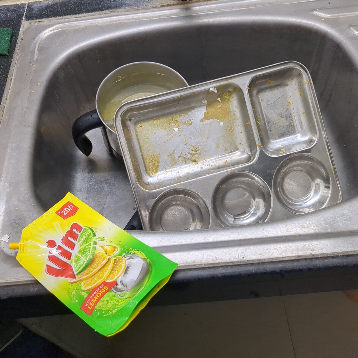 AdhipDey's tweet photo. Can't wash them coz i don't have "vim black for men" 🥲
#Vim #vimblack https://t.co/MvdaLHEBZu