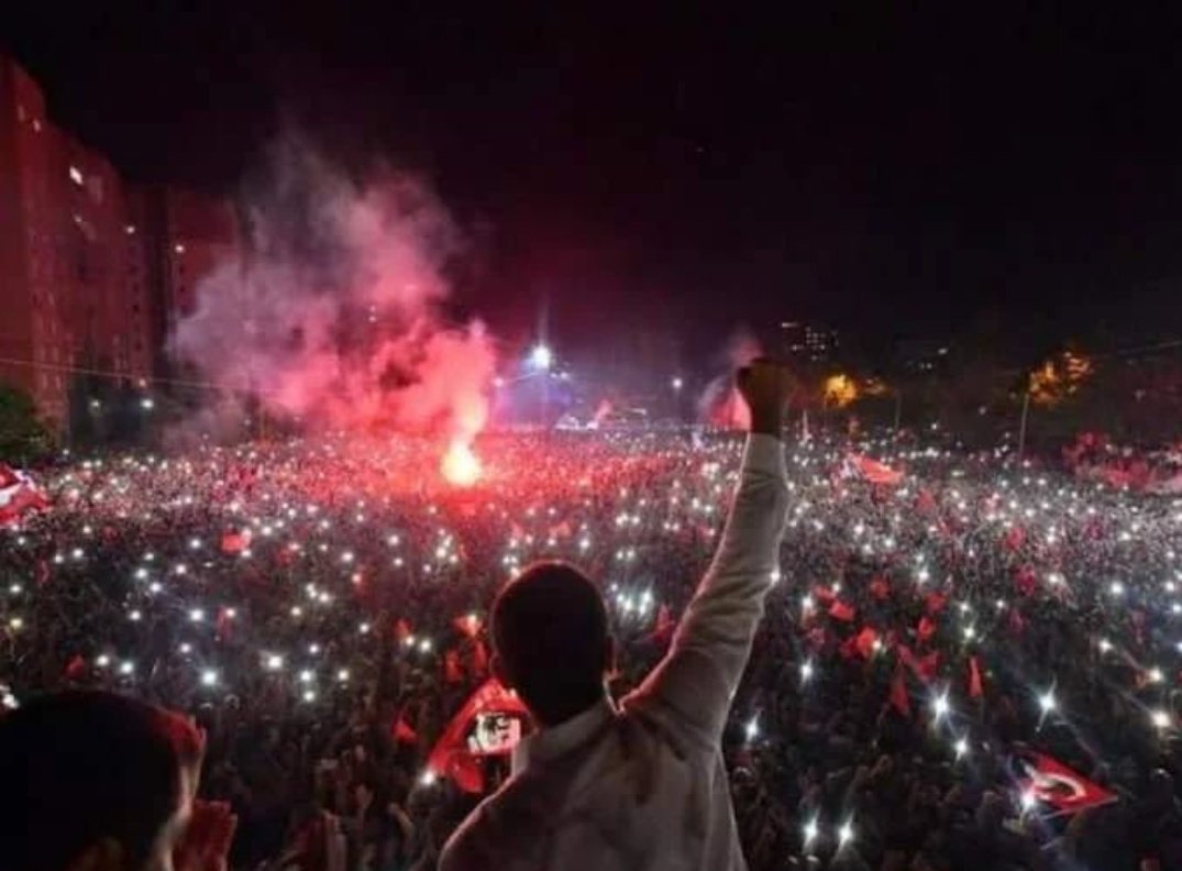 Türkiye 'tek adam'dan büyüktür! 
16 milyon yurttaşımızın iradesine ve hukuka kurulan kumpasa karşı meydanlardayız! Millet iradesine sahip çıkmak için Saraçhane'de buluşuyoruz... #İstanbulYargılanıyor