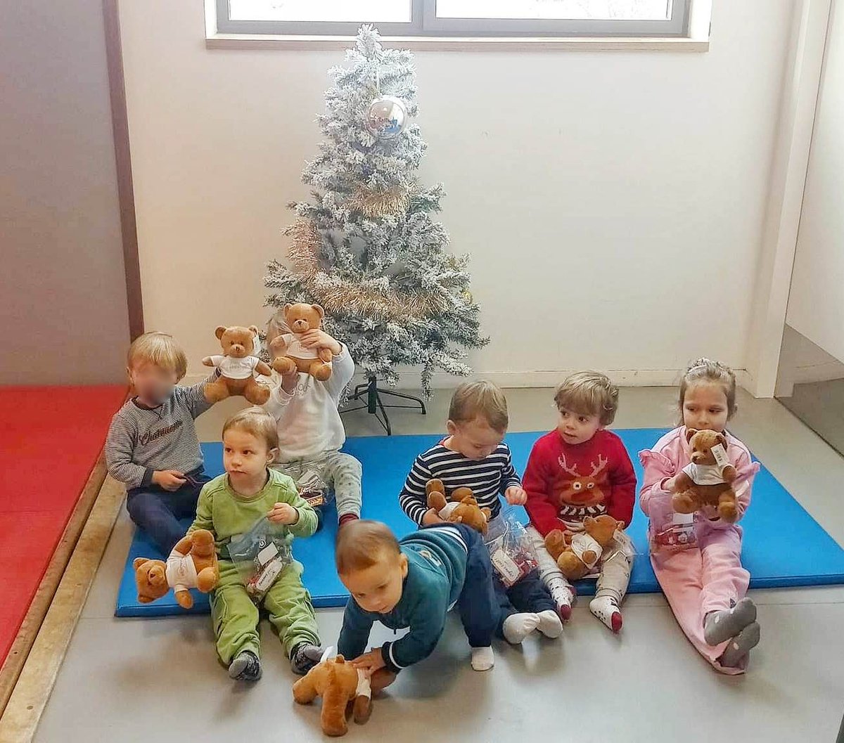ASPTT_Rouen's tweet photo. Ce matin, c'était Noël avant l'heure pour les jeunes du BABYsport et KIDIsport à #Rouen🎅
Ne sont-ils pas mignons avec leurs oursons de la @fsasptt ? https://t.co/UDit8v9iSr