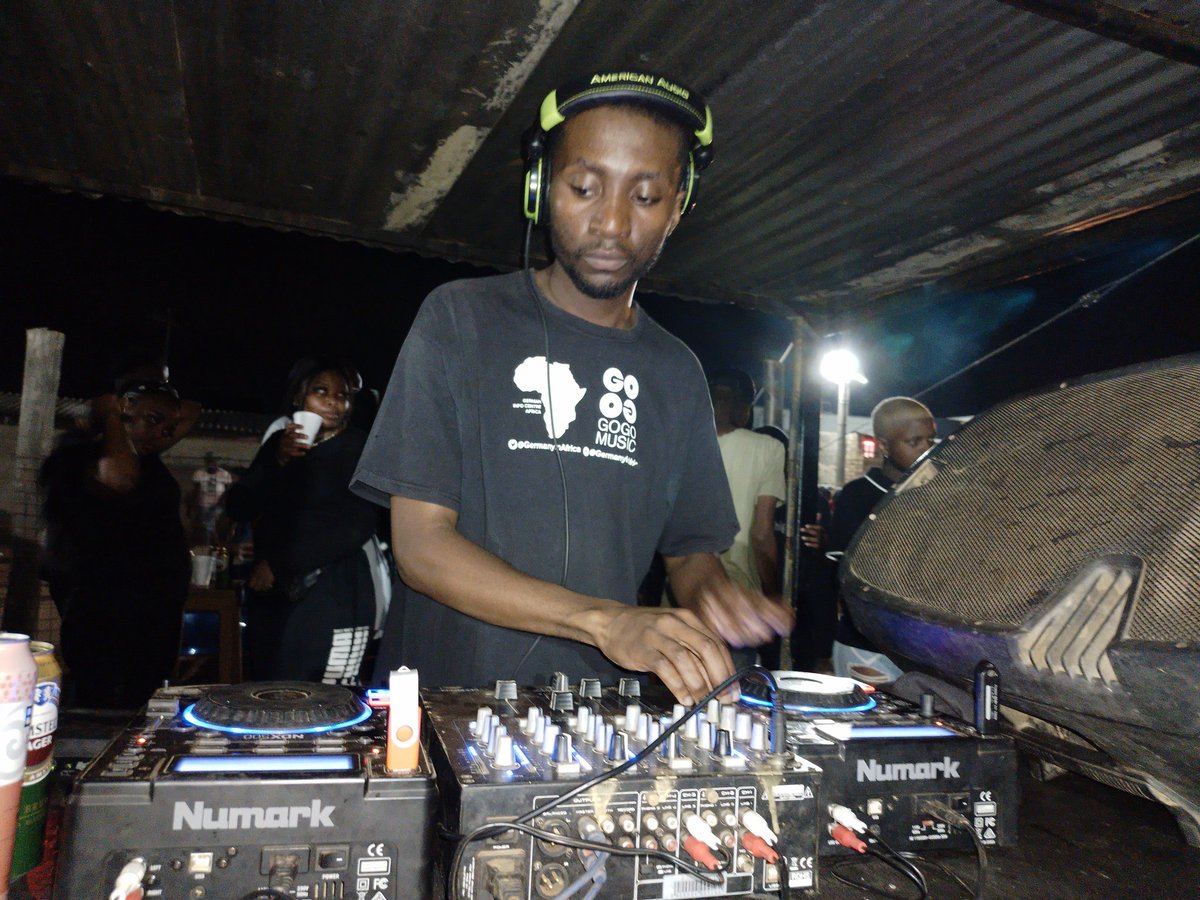 LimeStone4Real's tweet photo. Some pics from #AmagroovistFestival hosted by Tshepo Summit out at #AkurulaChisanyama #03December
Book me for your event now!!
#HouseMusic #djlife #giglife #Nightlife #MusicLife #DeepHouse #Numark #GoGoMusic #gogomusic4life #Hybrid #djset #amagroovistfestival https://t.co/Bp5rV0maa5