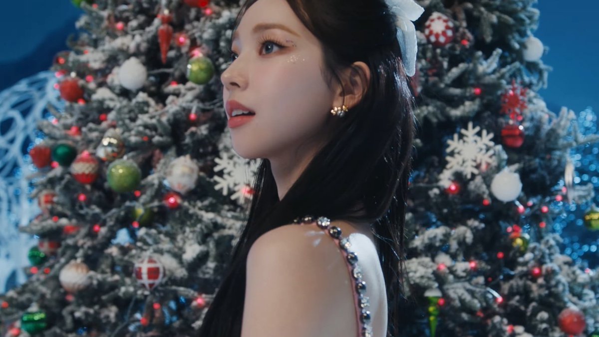 She's the most beautiful christmas gift ever 🎁❄💙🤍 @aeispa_karina