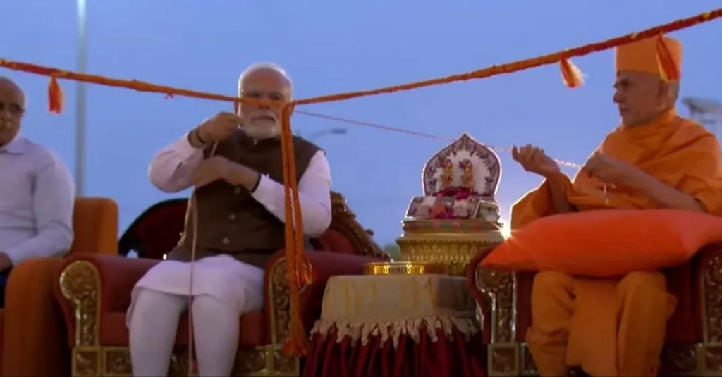 AmitThakerBJP's tweet photo. પ્રમુખસ્વામી મહારાજ શતાબ્દી મહોત્સવનું યશસ્વી પ્રધાનમંત્રી શ્રી @narendramodi જી તથા પૂજ્ય મહંતસ્વામી દ્વારા ઉદ્ઘાટન કરવામાં આવ્યું. #PMS100 https://t.co/8uWcsyAdwD