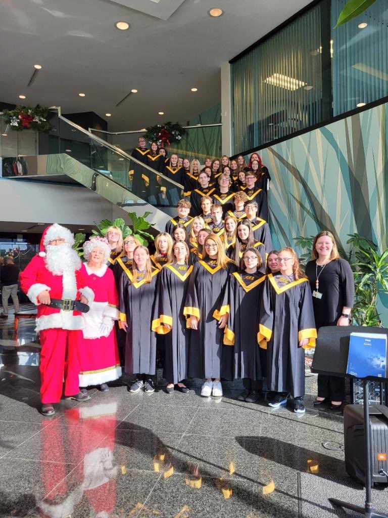 So glad we could share some holiday cheer yesterday at #PennCenterWest <a href="/MontourHSChoirs/">Montour HS Music</a> 🎅🏻🧑🏻‍🎄🎄🎵