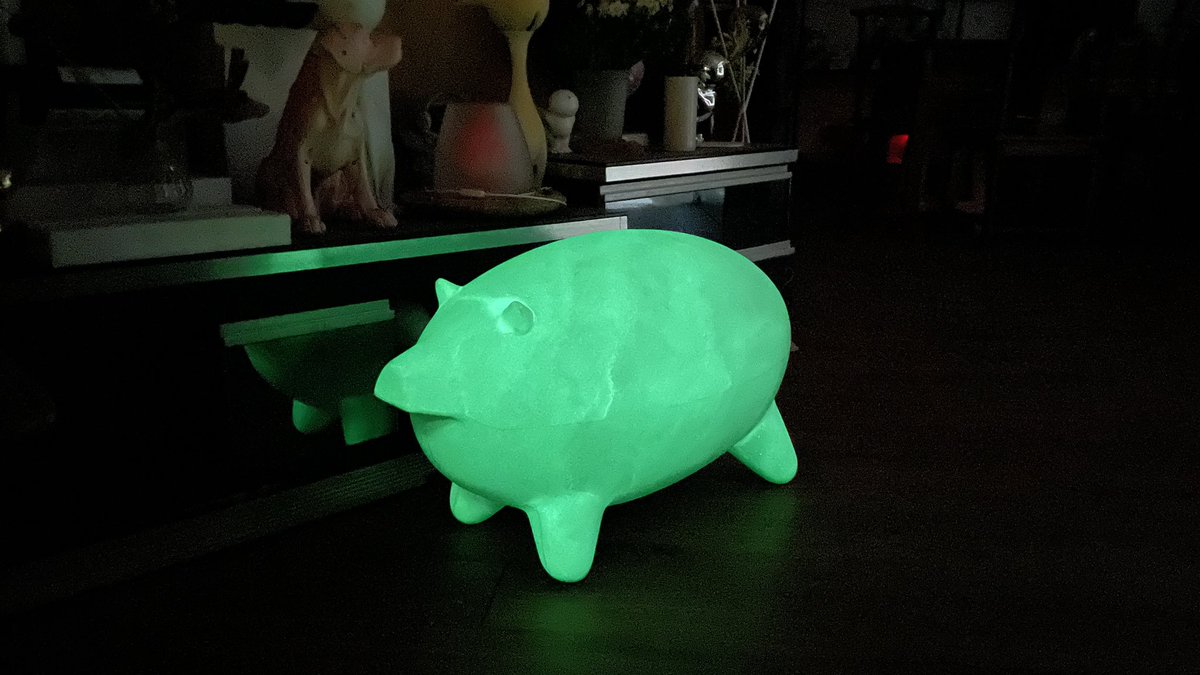 Wow, lovely pig sculpture pig, but it’s green in the night…