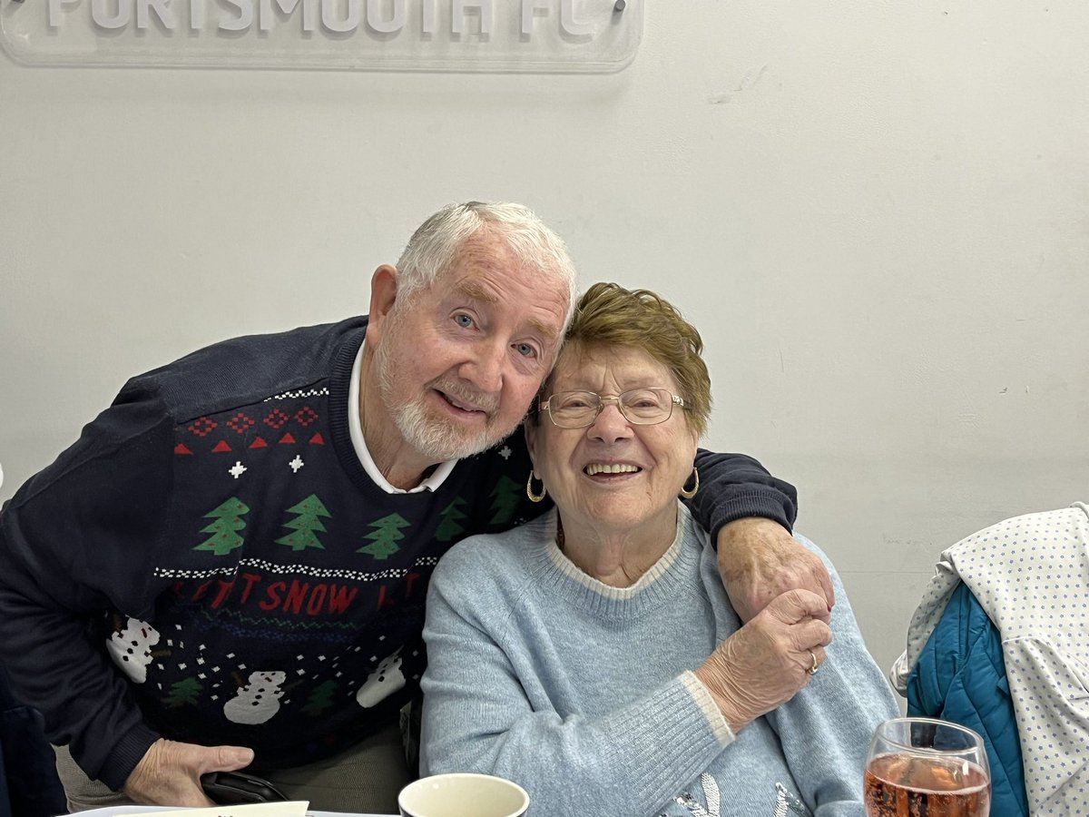 Thank you to @PompeyITC ‘s #LifeandChimes group for today’s #Christmas lunch and festivities! Lovely #Makaton choir from St John’s in Gosport! @TaylorMonk91  👏🏼