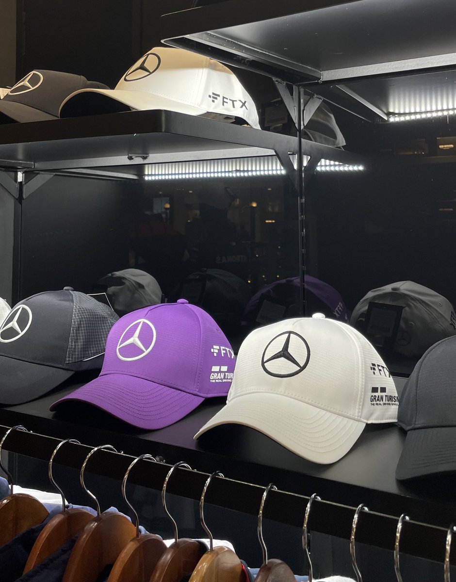 Fui a comprar una gorra de F1 en la Mercedes para regalar en navidad… 

Claramente no la compré. Notan algo raro? 🥴