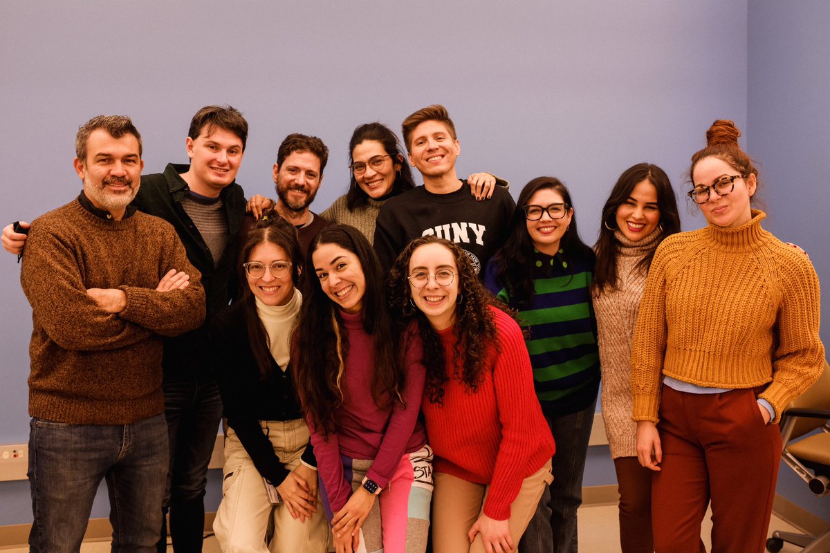 Carmen7Graciela's tweet photo. Último día de clases del Programa de Periodismo Bilingüe de @newmarkjschool con las clases 2022 y 2023. La primera 📷 es de @arvelisseruby en nuestro desayuno con @ronnyrojas, y las demás 📷 son con la clase 2022 que se gradúa el viernes 🥲 ¡Orgullosa de todes! 😍#OrgulloBilingüe https://t.co/FepHR2xER1