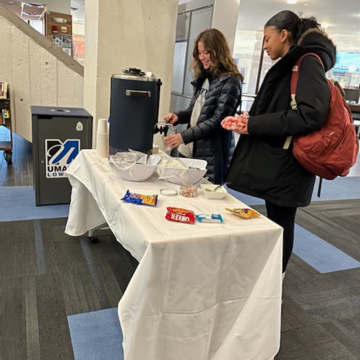 UMLlibraries's tweet photo. We had hot cocoa and snacks in both Lydon and O'Leary Library for you to enjoy and so many of you did. We loved seeing you all decorate your cups and sharing with us.
Good luck with your exams!

#UMassLowell #UMLLibrary https://t.co/Ij8t0F9Pev