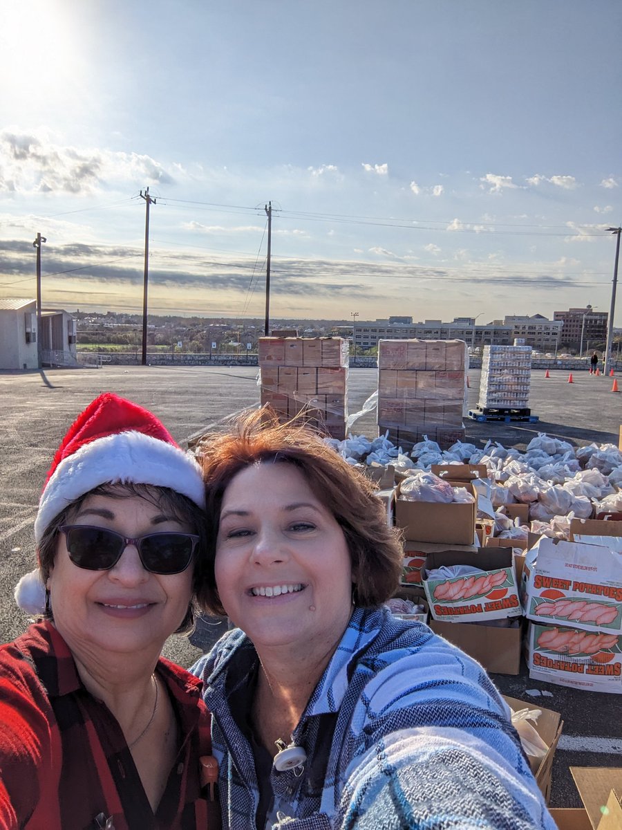 Library Media Services, SAISD (@saisdlibraries) on Twitter photo #SAISDFamilia Ready to distribute food at Alamo Stadium #SAISDFamilia Ready to distribute food at Alamo Stadium