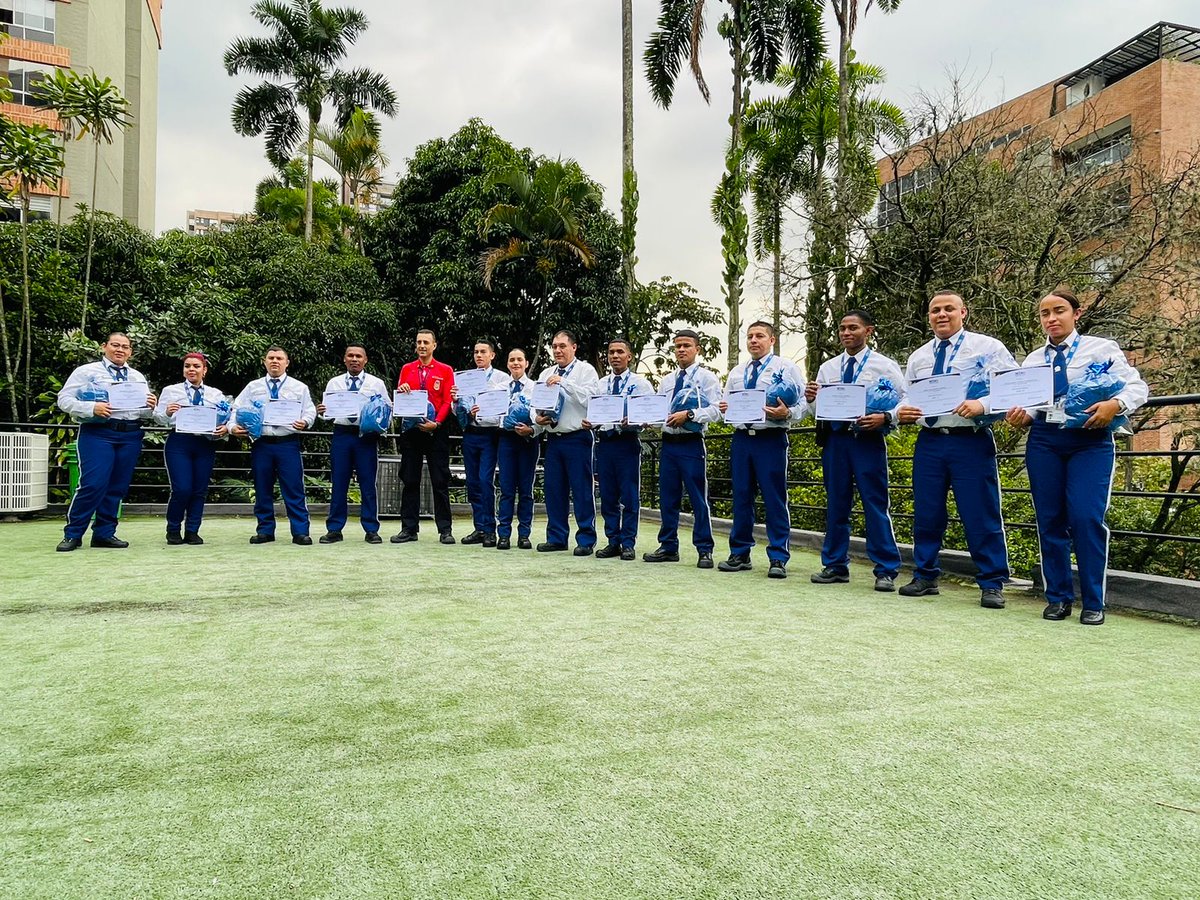 ¡Nuestra gente, nuestra razón de ser! 👮🏻‍♀️👮🏻

Entregamos los reconocimientos MIRO 10 a los guardas que prestan su servicio en <a href="/Grupo_Exito/">Grupo Éxito</a>, Medellín. Gracias por el compromiso, la entrega y su pasión por el servicio. 💙

#MIROSeguridad #SeguridadColombia #JuntosPodemos