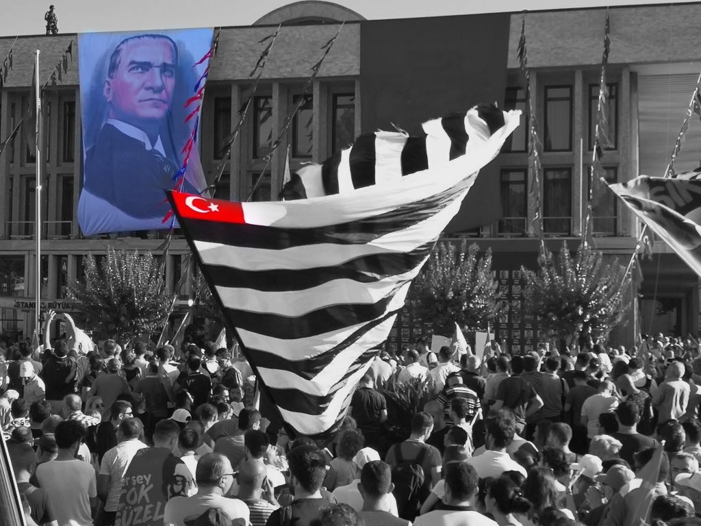 Besiktaslilik's tweet photo. Haydi kalk ayağa yürü güneşe! https://t.co/nzyITz1iTs