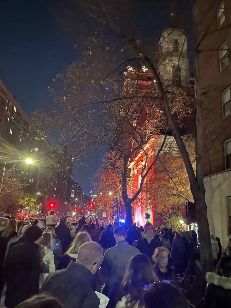 CushComms1's tweet photo. Spending time in my old neighborhood in NYC energized my holiday spirit and my writing ✍️ rhythm. I knocked out my 4th story of the year for @archdigest and can’t wait to share it with you! #writingcommunity #writer https://t.co/Zo2vdYHUKa