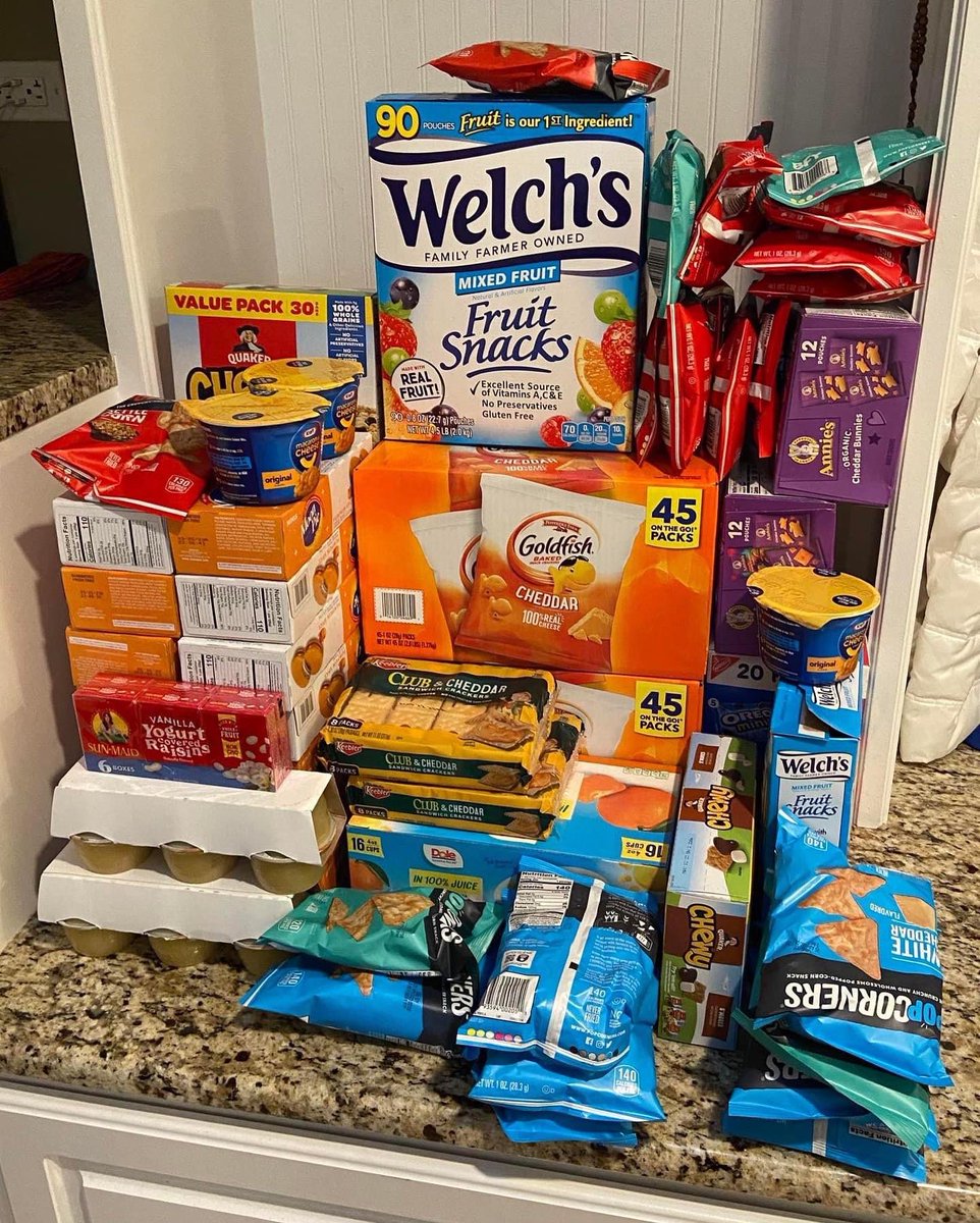 D95Foundation's tweet image. Thank you LZHS Student Council for including Joanie’s Closet in your 12 Days of Giving!! 

We are grateful for your generous donation of snacks and school supplies for under-resourced students in our district!