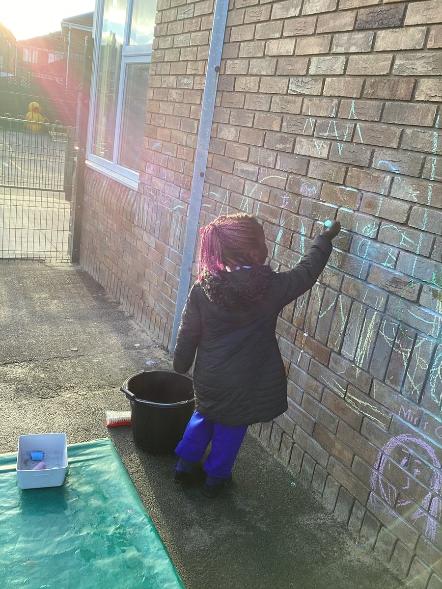 Nurserystm1's tweet photo. Mark making outside. #STMeyfs #STMphysicaldevelopment #STMliteracy https://t.co/eytvnlvTy8