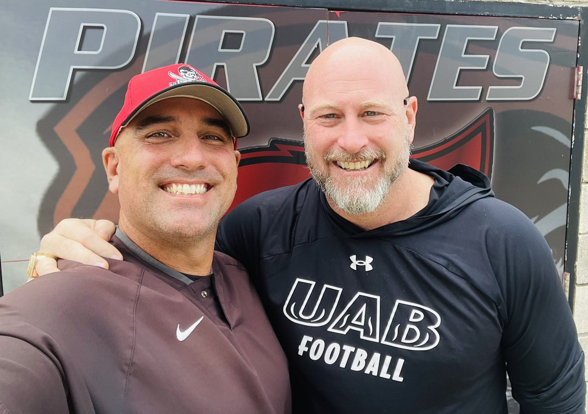 CoachJakeOwens9's tweet photo. Palm Bay Football would like to thank Head Coach @DilfersDimes from the University of Alabama at Birmingham for stopping by today and inquiring about our talented football players! Appreciate it Coach! Just another day @ The Bay!🌴🏴‍☠️#PirateNation #RecruitTheBay #SBXXXVChampionQB https://t.co/RaZBT1g7wj