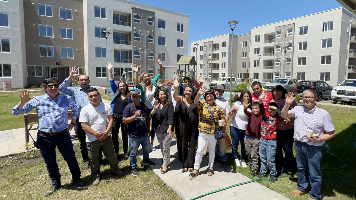CChCConcepcion's tweet photo. 😍Visitamos los nuevos deptos. de las familias del campamento Alonso de Rivera de Barrio Norte. Ellas forman parte de las 26 familias que fueron beneficiadas con un proyecto #CChC que las apoyó en la obtención del subsidio y vinculó con proyectos DS-19
📌https://t.co/fDtusX9gIl https://t.co/2LBVzqJN5t