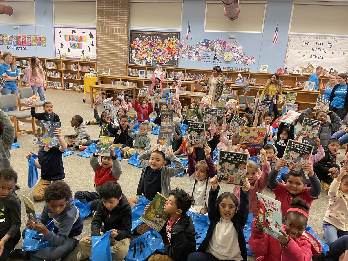 MarathonOil's tweet photo. $MRO is excited to be with @SSE_Wildcats in @SBISD with the @BushHoustonLit! Books are essential to every childโs development, and weโre #MROproud that each student is receiving 6 new books today to add to their home libraries. #literacy #MyHomeLibrary #OneMRO #Houston #Texas https://t.co/3xfuI0aphu
