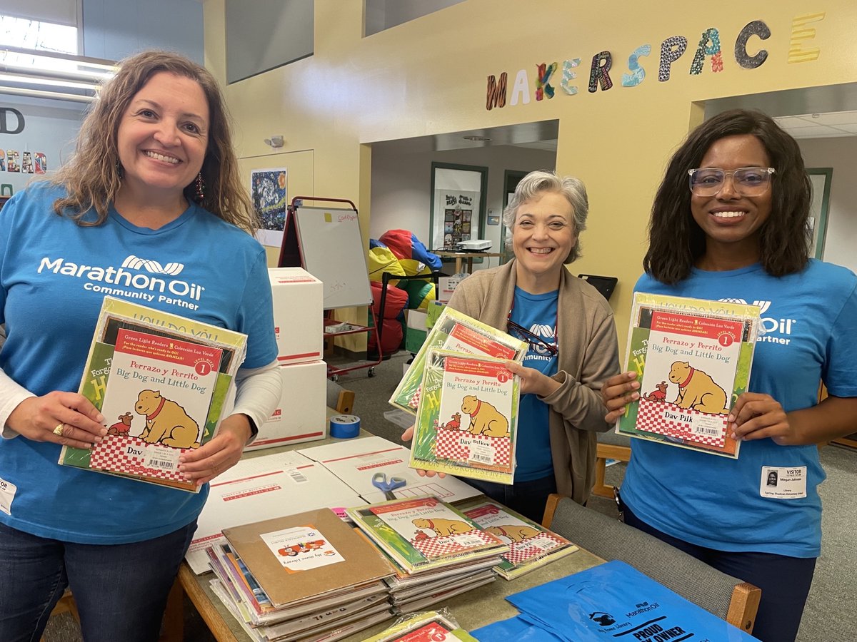 MarathonOil's tweet photo. $MRO is excited to be with @SSE_Wildcats in @SBISD with the @BushHoustonLit! Books are essential to every childโs development, and weโre #MROproud that each student is receiving 6 new books today to add to their home libraries. #literacy #MyHomeLibrary #OneMRO #Houston #Texas https://t.co/3xfuI0aphu