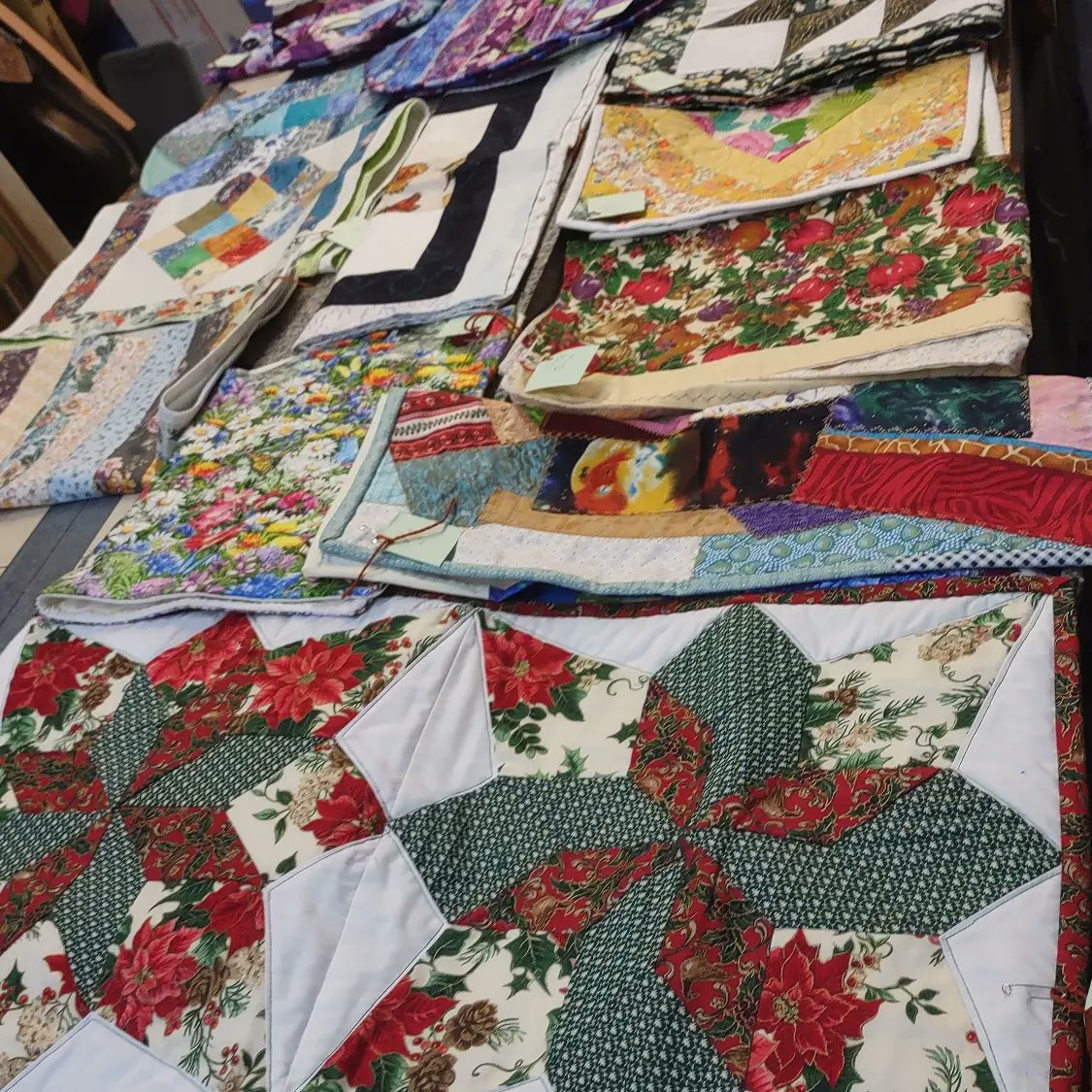 HoldingOntoHope's tweet photo. Darlene's Craft Creations Sale December 17th and 18th 2022
Make it a Handmade Holiday
#BuyorDIY #craft #sale #craftsale #crochet #sewing #quilting #handmade #craftevent #LetsTalkLeather #shopping #shopsmall #shophandmade https://t.co/vuFQZBk3Cf https://t.co/VkPmNzFTvZ